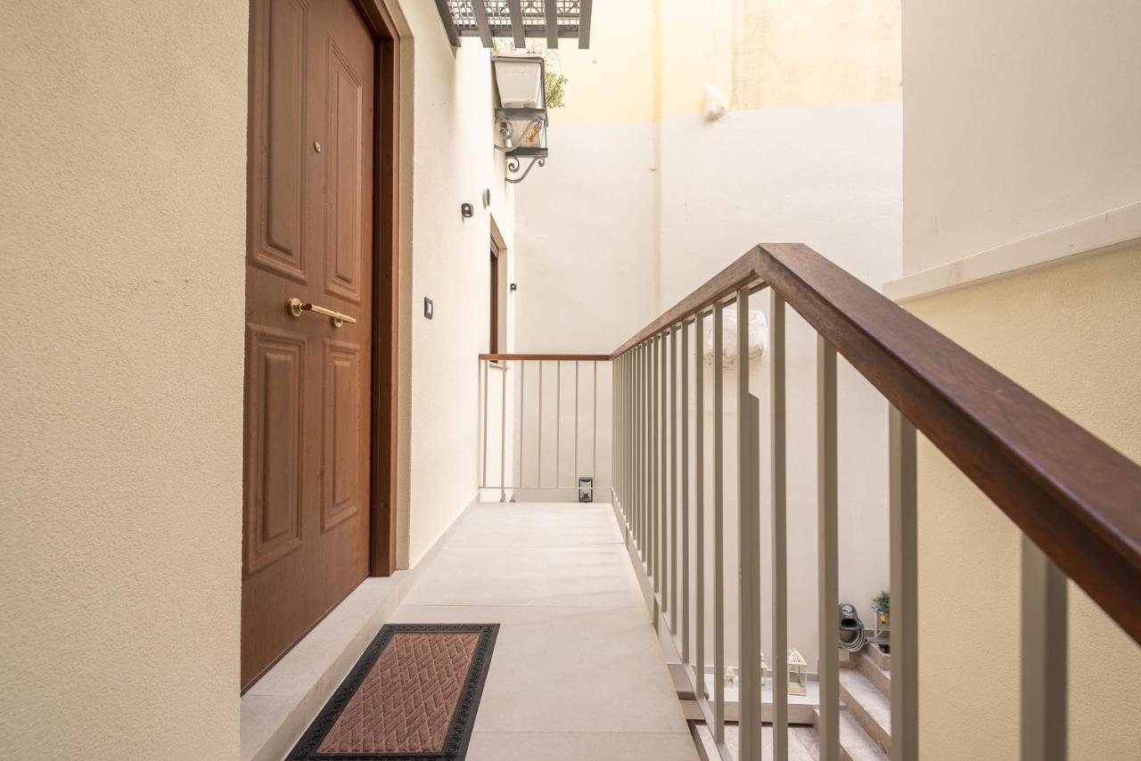 Apollonos 28 Luxury Suites เอเธนส์ ภายนอก รูปภาพ